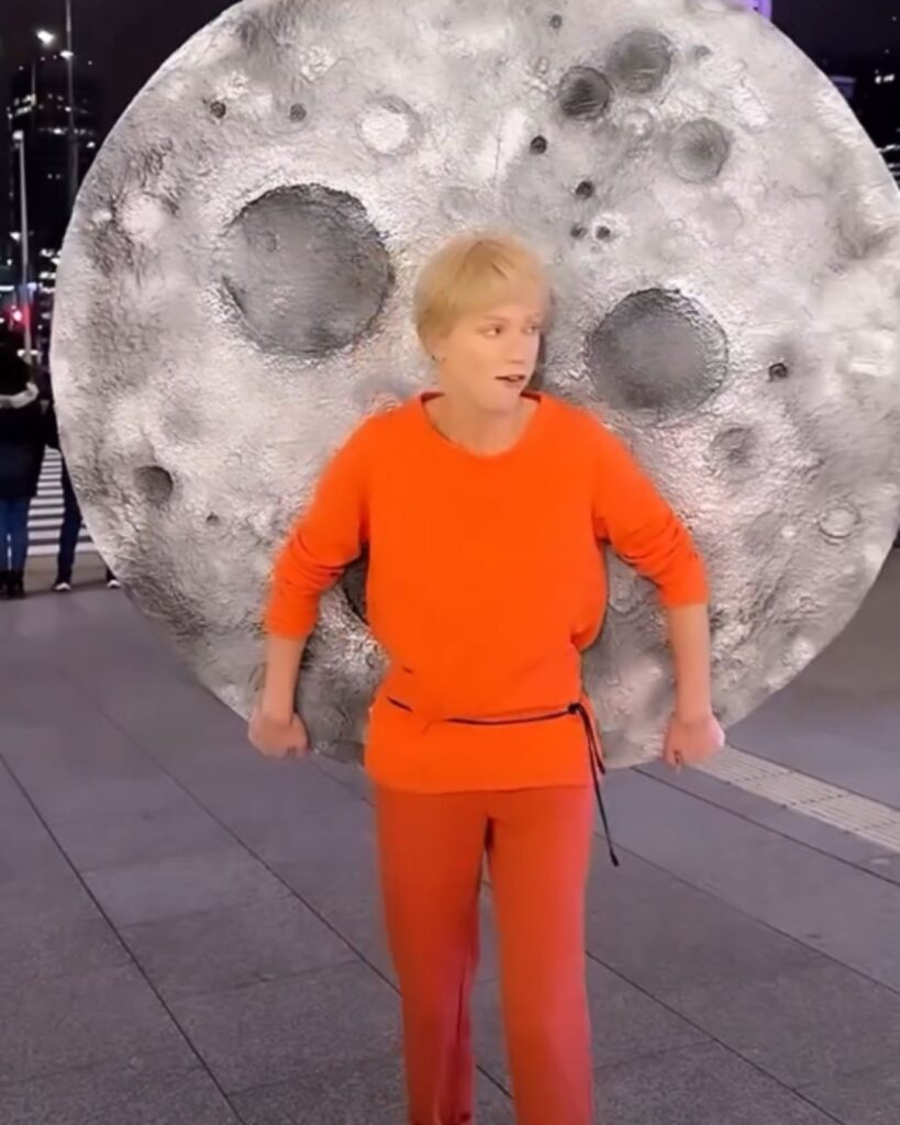 Maffashion przebrana za Braci Kaczyńskich w filmu "O dwóch takich..", 2023 rok