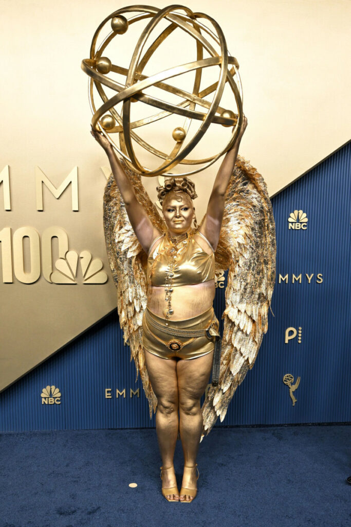 Megan Stalter w przebraniu złotej statuetki na Emmy 2026