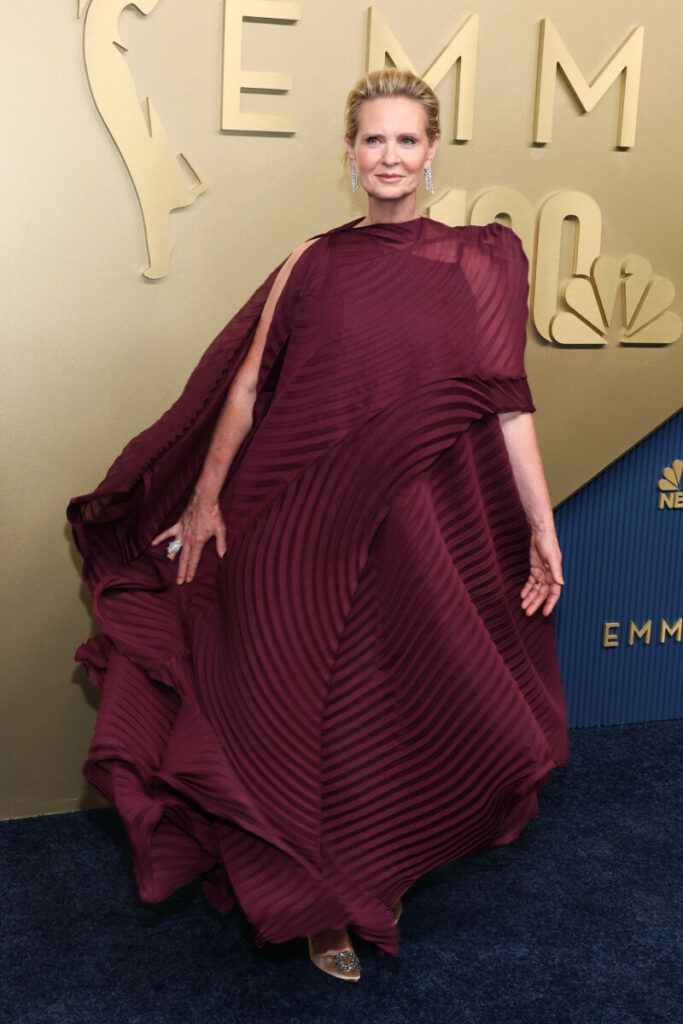 Cynthia Nixon w sukni Issey Miyake na Emmy 2026