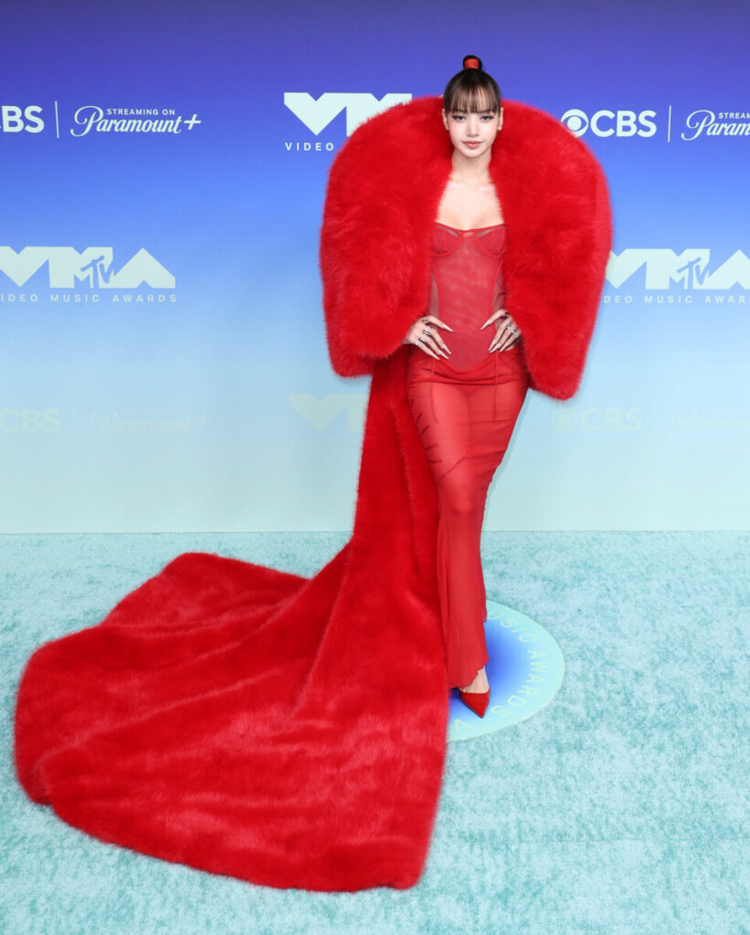 Lisa w kreacji od Quine Li and The Attico - MTV VMA 2026
