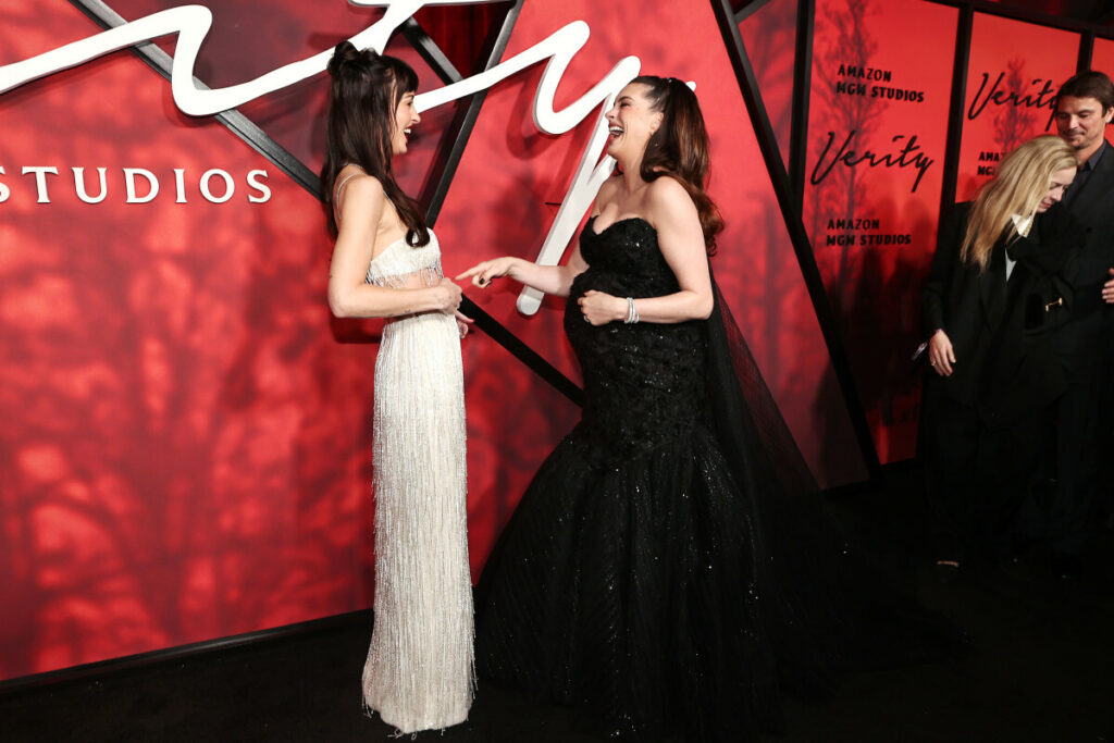 Dakota Johnson i Anne Hathaway na premierze "Verity"