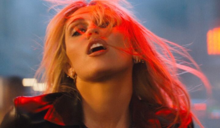 Kadr z teledysku Miley Cyrus "Bass Persuades"