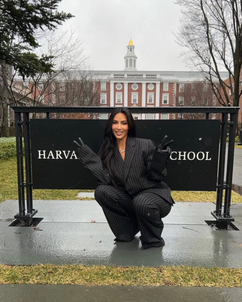 Kim Kardashian w zestawie garniturowym Magdy Butrym