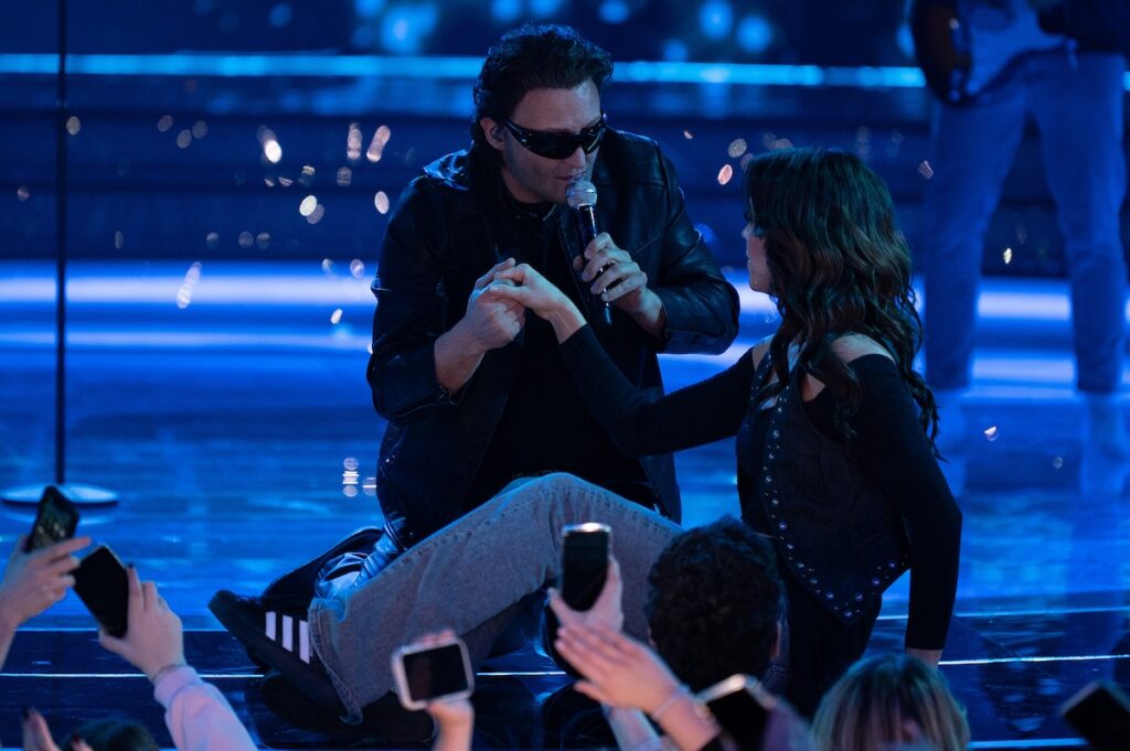 Rafał Brzozowski jako Bono (U2) w Twoja Twarz Brzmi Znajomo