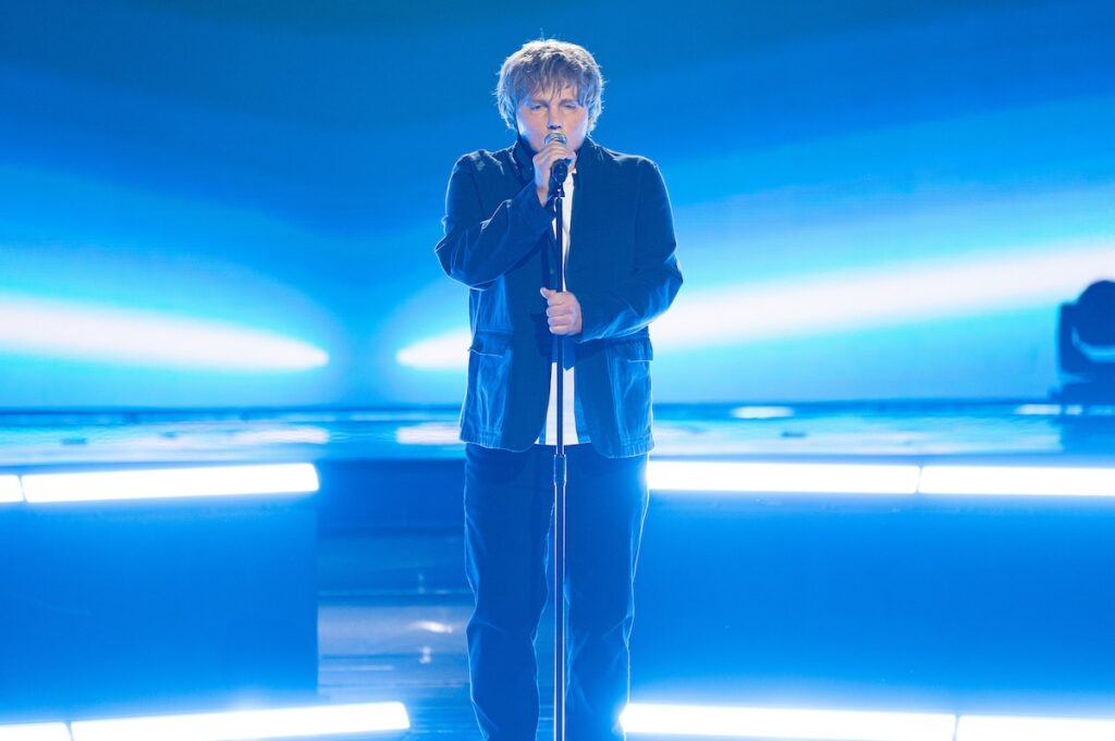 Gabriel Fleszar jako Lewis Capaldi w półfinale "Twoja Twarz Brzmi Znajomo"