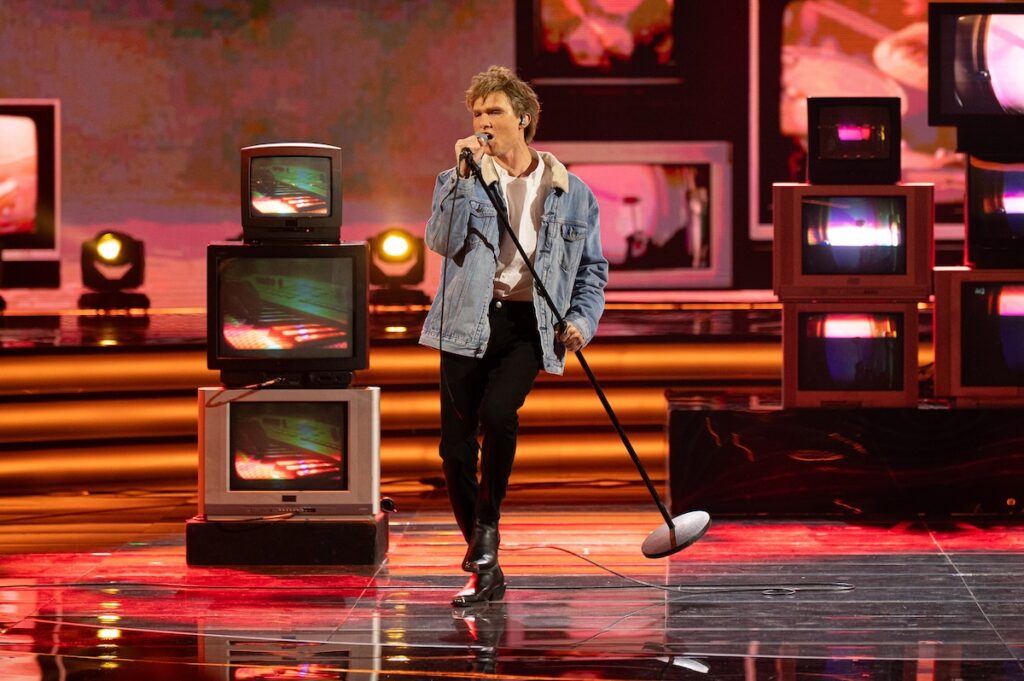 Marcin Maciejczak jako Bryan Adams w półfinale "Twoja Twarz Brzmi Znajomo"