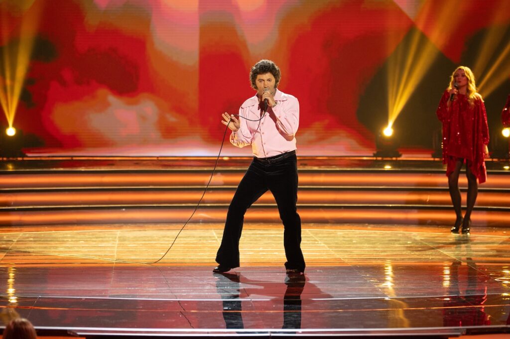 Marcin Miller jako Tom Jones w Twoja Twarz Brzmi Znajomo (6. odcinek)