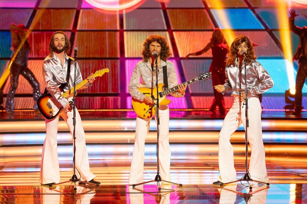 Ida Nowakowska jako jeden z wokalistów Bee Gees w Twoja Twarz Brzmi Znajomo (6. odcinek)