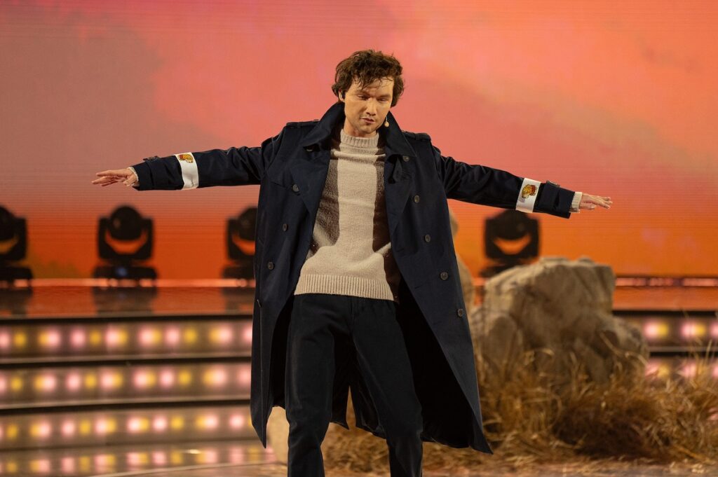 Marcin Maciejczak jako Harry Styles w Twoja Twarz Brzmi Znajomo (6. odcinek)