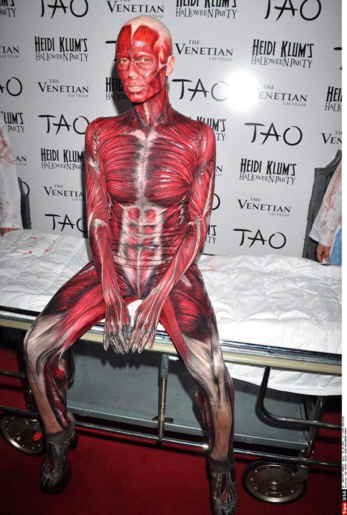 Strój anatomiczny Heidi Klum w 2011 roku