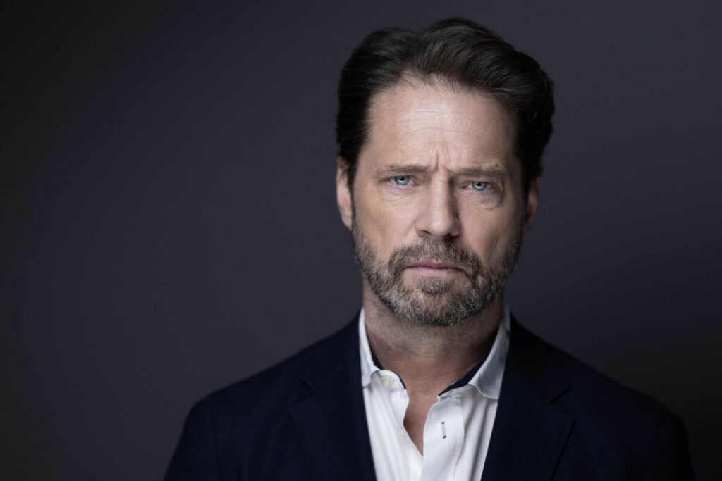 Jason Priestley (znany z roli Brandona w Beverly Hills, 90210)