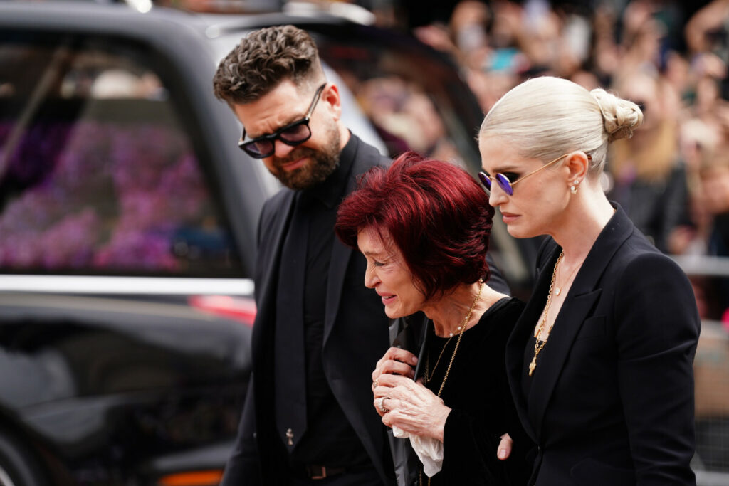 Sharon, Kelly i Jack Osbourne'owie na pogrzebie Ozzy'ego