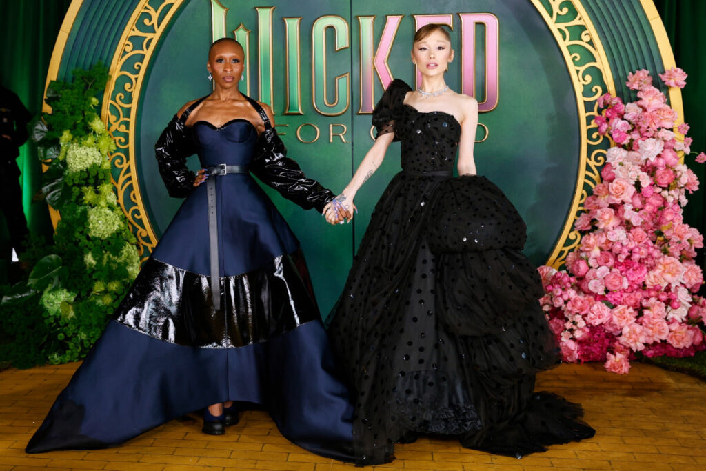 Trzymające się za ręce Cynthia Erivo i Ariana Grande