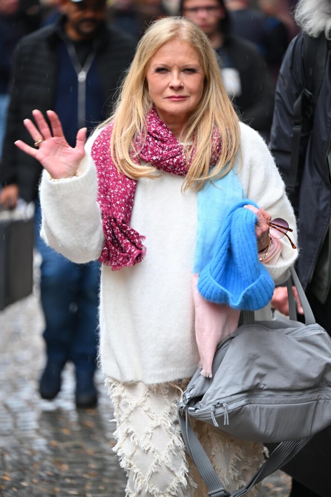 Urszula Kasprzak przed studiem "Dzień Dobry TVN"
