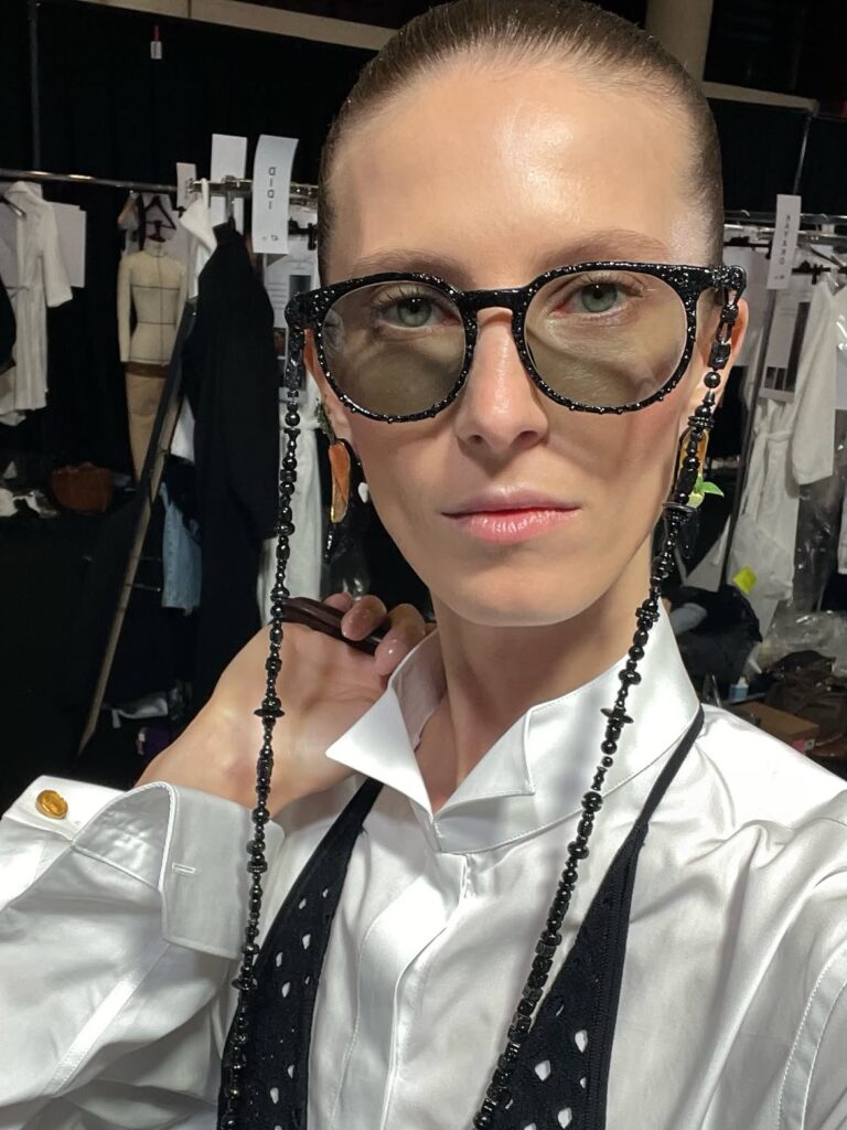 Martyna Budna jako modelka w pokazie Schiaparelli