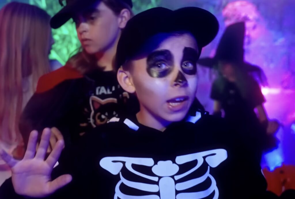 Syn Alicji Janosz Tymon w teledysku "Upiorne Halloween"