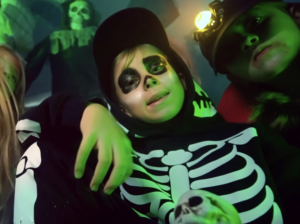 Syn Alicji Janosz Tymon w teledysku "Upiorne Halloween"