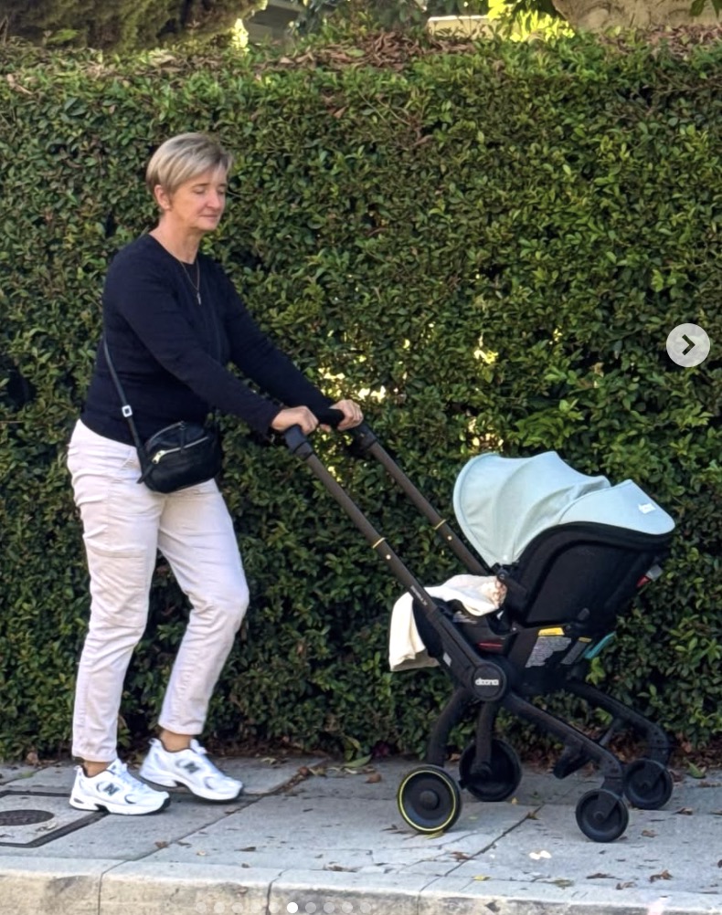 Mama Barbary Palvin na spacerze z wnuczką