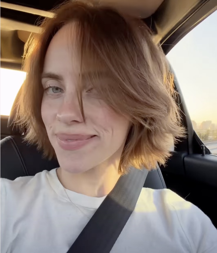 Billie Eilish w krótkich blond włosach