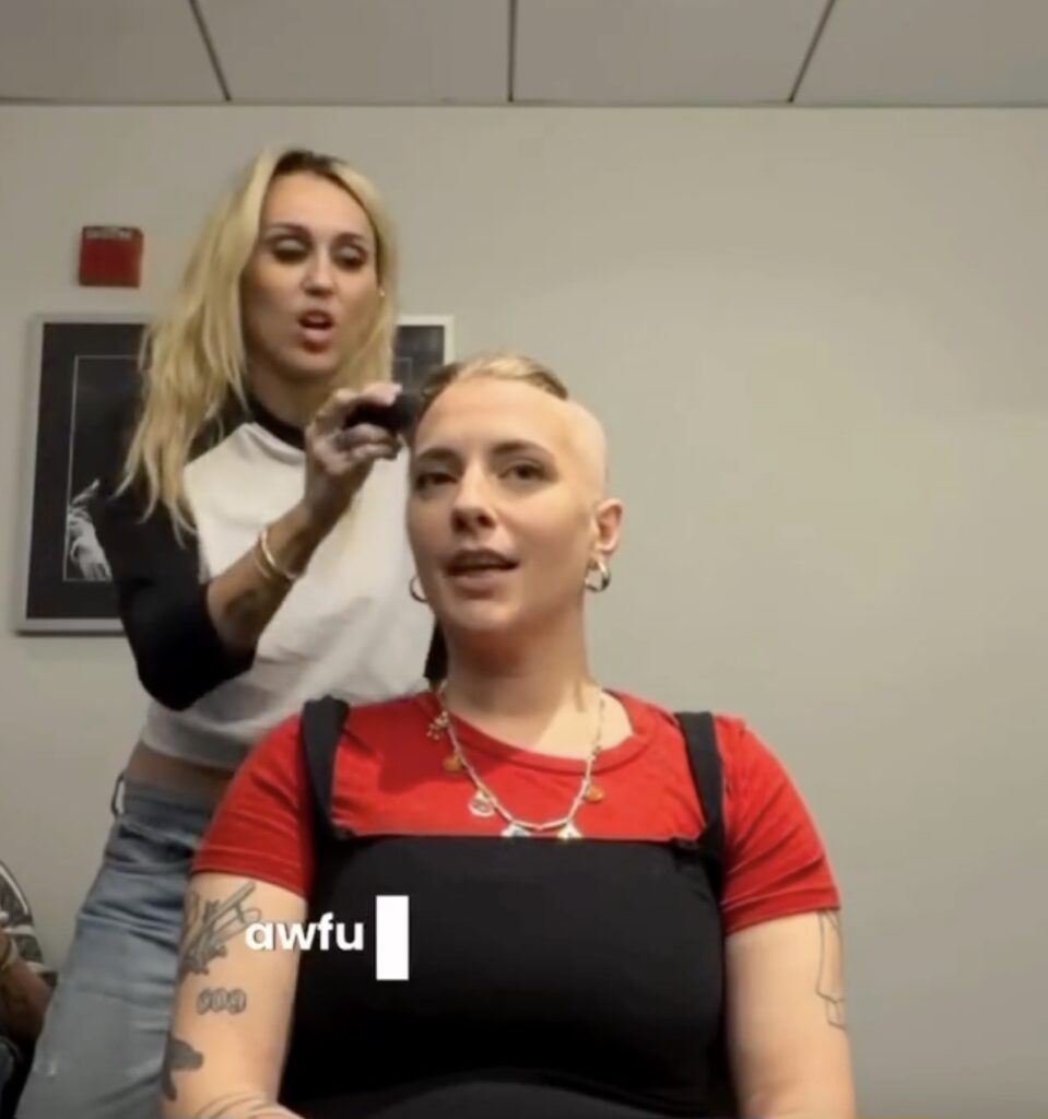 Miley Cyrus pomogła ogolić głowę fance chorej na raka piersi