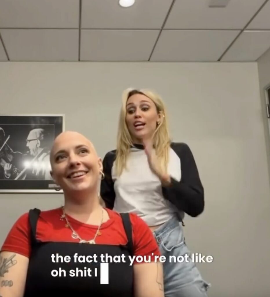 Miley Cyrus pomogła ogolić głowę fance chorej na raka piersi