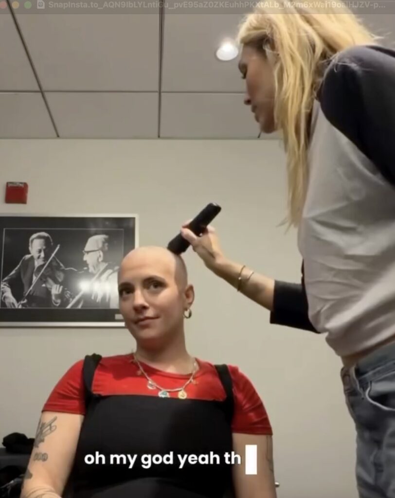 Miley Cyrus pomogła ogolić głowę fance chorej na raka piersi