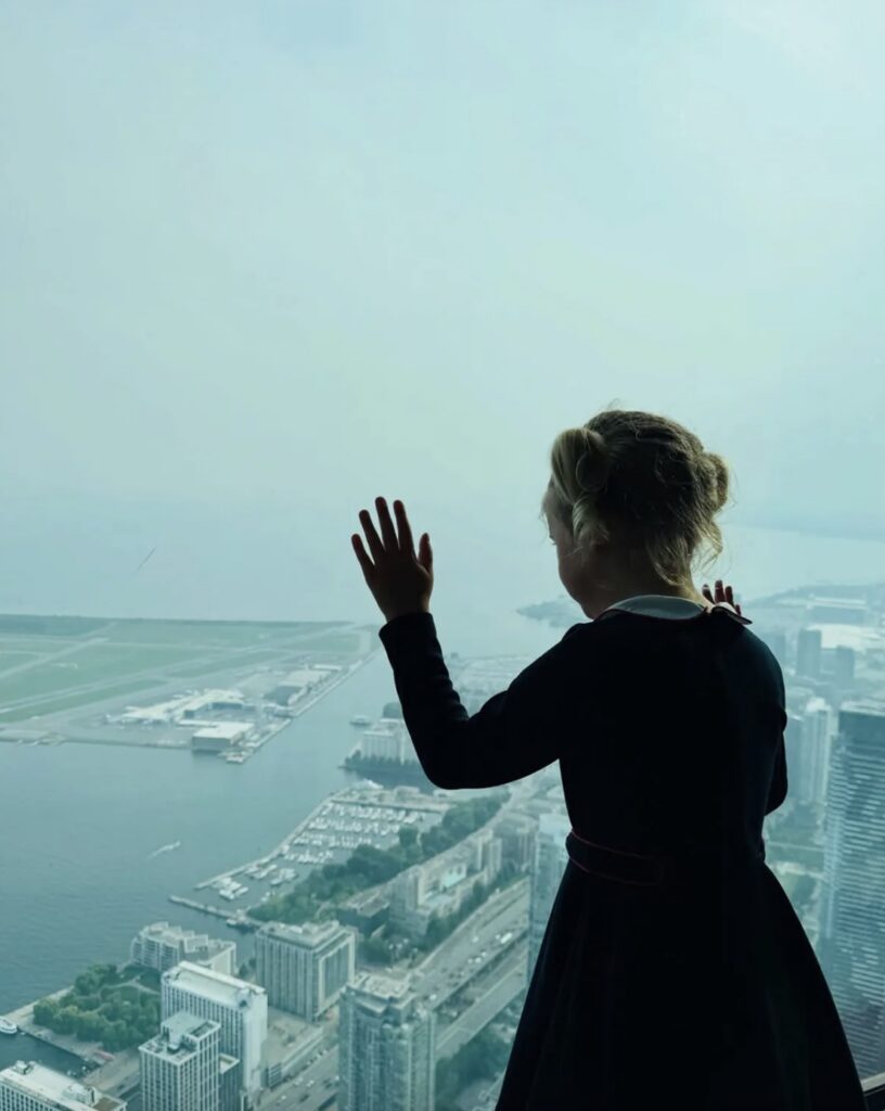 Córka Katy Perry podziwia Seattle. Widok robi wrażenie W sierpniu 2025 roku Perry opublikowała zdjęcie czteroletniej wówczas Daisy podziwiającej panoramę Seattle z wieży widokowej Space Needle. Dziewczynka poznaje świat podczas podróży koncertowych mamy.