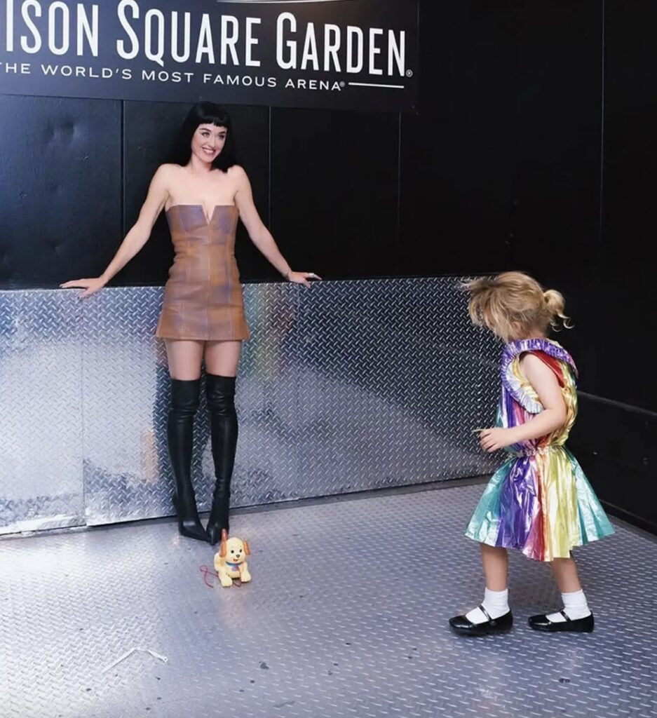 Katy Perry przyznała w rozmowie z magazynem „People”, że Daisy często uczestniczy w koncertowej codzienności. "Bywa obecna przez część występu, tańczy i obserwuje mamę przy pracy. Widzi swoją mamę robiącą to, do czego została stworzona, i to jest dla niej dobre. Widzi, że jej mama jest silna – mówiła piosenkarka we wrześniu 2026 roku"
