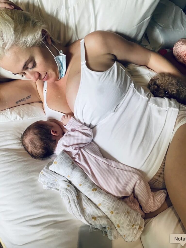 Z okazji Dnia Matki w 2026 roku artystka opublikowała starszą fotografię z czasów, gdy Daisy była jeszcze niemowlęciem. W emocjonalnym wpisie nawiązała do doświadczeń związanych z porodem i macierzyństwem.