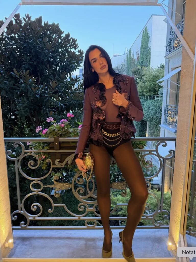 Dua Lipa w prześwitującym, fioletowym topie w Paryżu