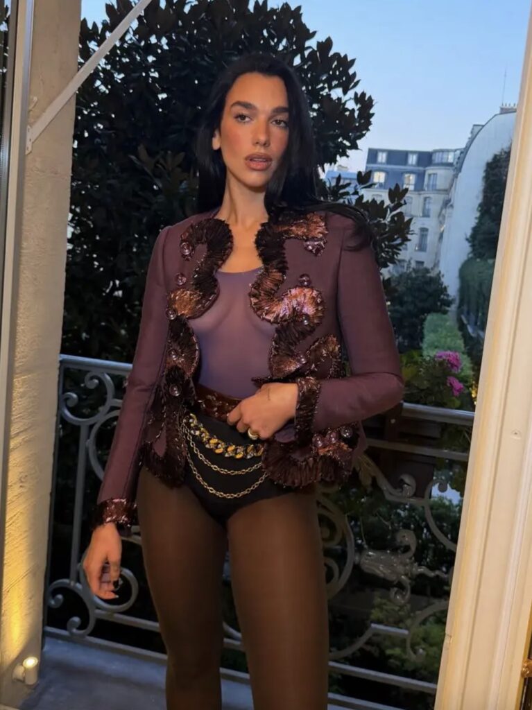 Dua Lipa w prześwitującym, fioletowym topie w Paryżu